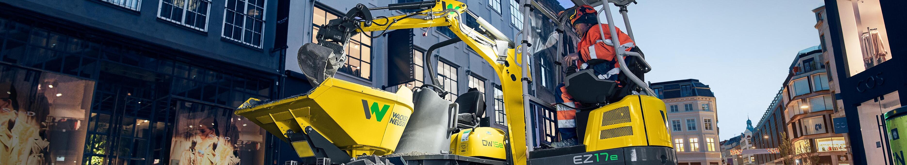 Wacker Neuson Zero Tail Bagger EZ17e im Einsatz auf einer Baustelle in der Stadt.