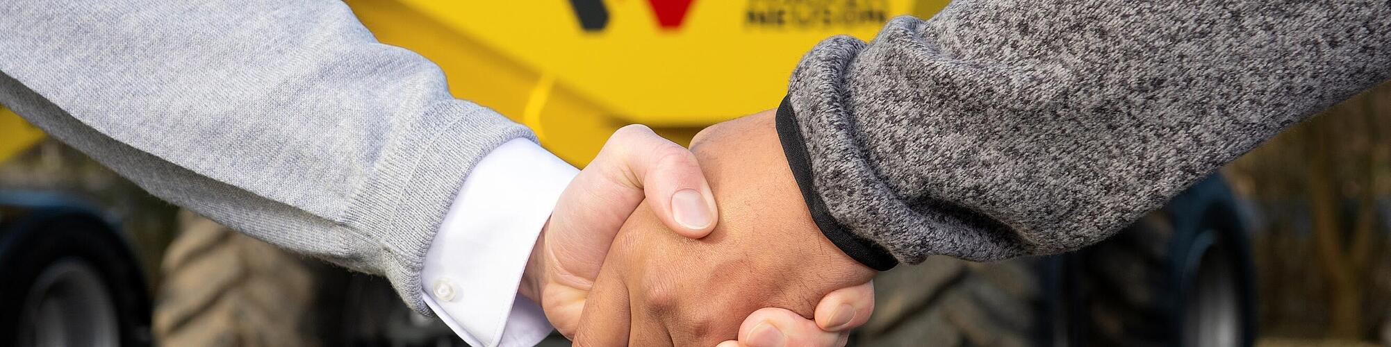 Zwei Menschen schütteln sich die Hände