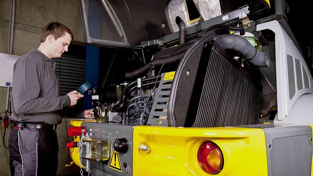 Wacker Nesuon service employee repairing  Wheel Loader