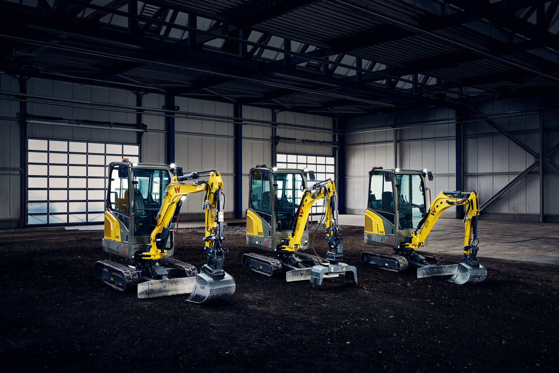 Minibagger stehen in Industriehalle