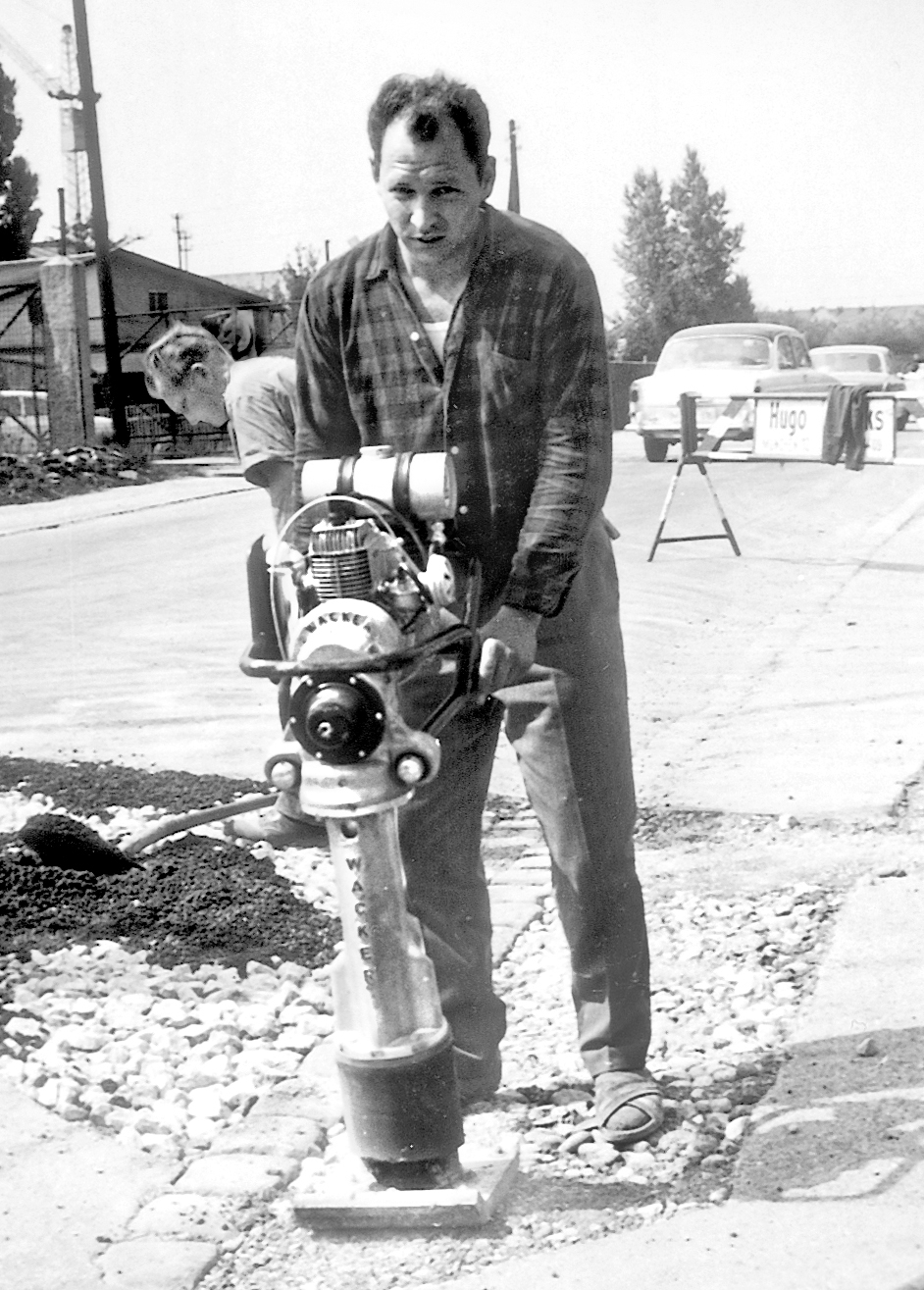 Ein alter Wacker Neuson-Rüttler, der bei den ersten Straßenbauarbeiten zur Bodenverdichtung eingesetzt wurde